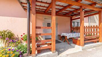 ู
ูุฒู ุนุงุฆูู - ุนุฏุฉ ุบุฑู ููู
(Mrลพek House with Sauna) | ุชูุงูู ุงูุทุนุงู
ุจุงูุฎุงุฑุฌ