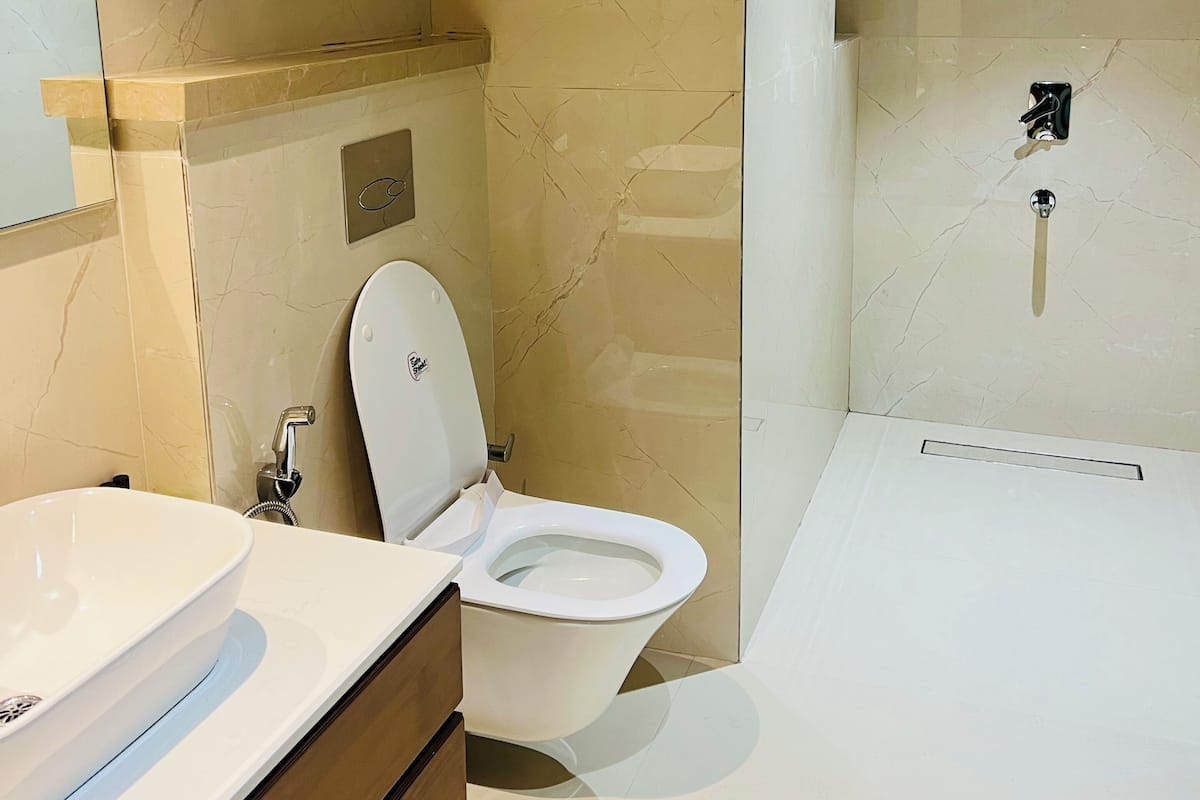 Duş, geniş duş başlığı, terlik, havlu