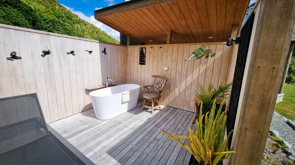 Outdoor spa tub