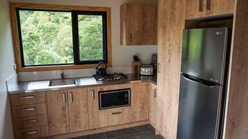 Réfrigérateur, micro-ondes, plaque de cuisson, bouilloire électrique