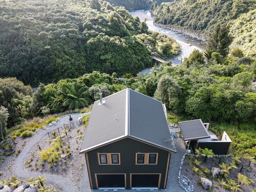 Fern Valley Cabin - Native Bush Retreat in Otaki Gorge