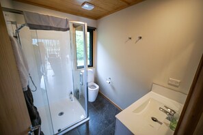 Shower, towels, soap, toilet paper - Fern Valley Cabin - Native Bush Retreat in Otaki Gorge (Hautere)