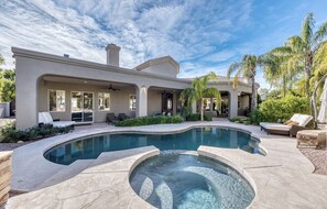 Piscina all'aperto, una piscina riscaldata