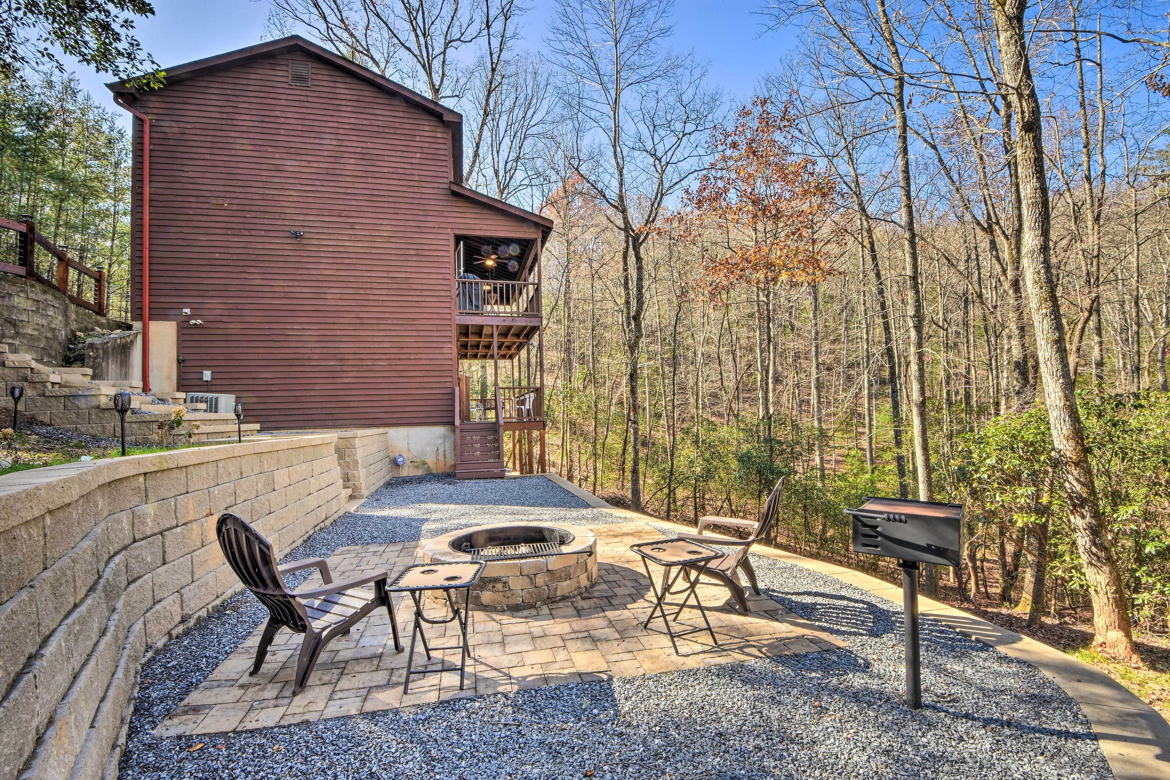 Family-Friendly Cabin ~ 1 Mile to Hike & Swim!