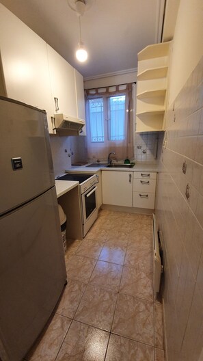 Departamento Deluxe | Cocina privada | Refrigerador, microondas, horno y parrilla de estufa 