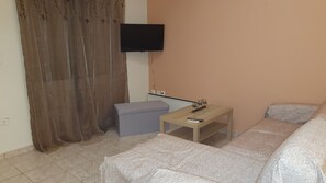 Departamento Deluxe | Área de sala de estar | Televisión LCD de 27 pulgadas con canales digitales y televisión 