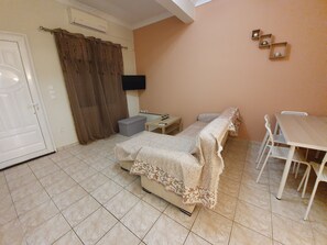 Deluxe-Apartment | Wohnzimmer | 27-Zoll-LCD-Fernseher mit Digitalempfang, Fernseher