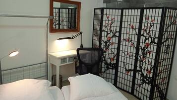 3 bedrooms, desk, iron/ironing board, free WiFi