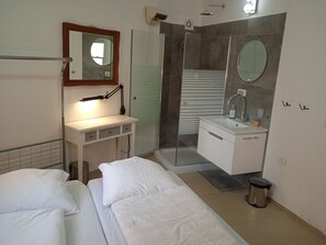 4 Schlafzimmer, Schreibtisch, Bügeleisen/Bügelbrett, kostenloses WLAN