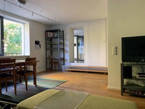 Lägenhet | Vardagsrum | 30-tums platt-tv med satellitkanaler och tv
