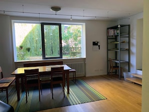 Apartment | Living area | 30-inch flat-screen TV with satellite channels, TV - F80-Die FEINE Ferienwohnung (Regensburg)