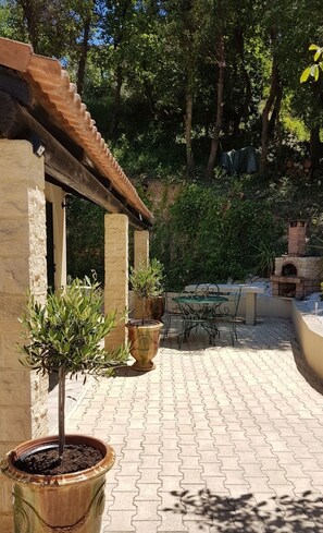 Outdoor dining - House with pool (Mondragon)