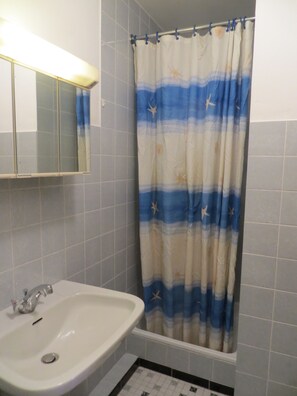 Double Room | Bathroom | Shower, towels - Rotes Ross Burghaslach (Burghaslach)