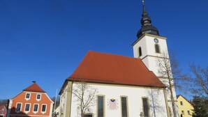 A church with a red roof and a white facade, a bell tower, and a small bell. - Rotes Ross Burghaslach (Burghaslach)