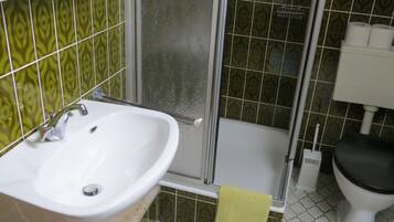 Suite | Bathroom | Shower, towels