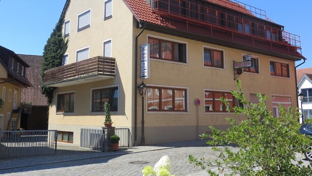 A two-story building with a red-tiled roof, multiple windows, and a sign indicating 'Rotes Ross'. - Rotes Ross Burghaslach (Burghaslach)
