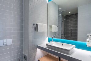 Shower, rainfall showerhead, free toiletries, hair dryer