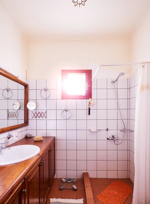 Familienvilla | Badezimmer | Handtücher, Toilettenpapier