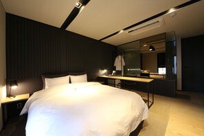 Premium bedding, individually decorated, desk, laptop workspace - Hotel Yeoubi (Busan)