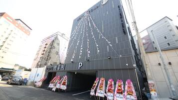 A hotel with a prominent 'P' sign indicating parking.