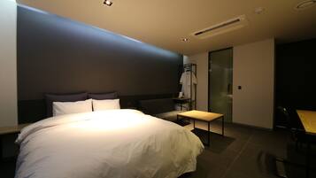 Deluxe Double Room | Premium bedding, individually decorated, desk, laptop workspace