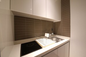 Camera Premium con 2 letti singoli | Cucina privata | Mini-frigorifero, bollitore elettrico, prodotti per la pulizia