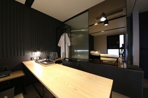 Premium bedding, individually decorated, desk, laptop workspace - Hotel Yeoubi (Busan)