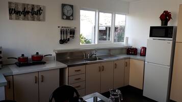 Réfrigérateur, four à micro-ondes, un four, bouilloire électrique