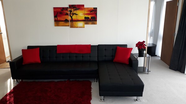 TV, DVD player, stereo - Rural Cottage Minutes From Beaches, Lakes and Town (Awanui)