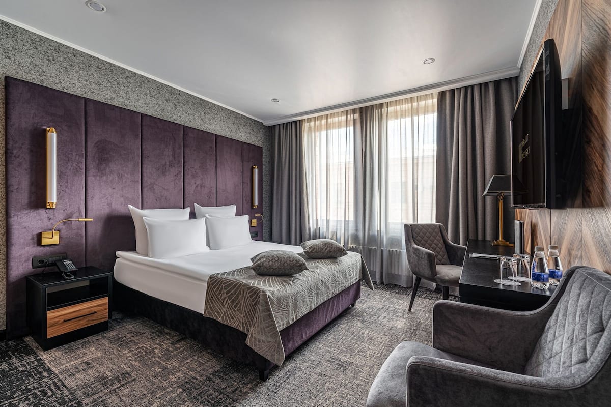 Dobbeltrom – standard | Minibar, safe på rommet, skrivebord og skrivebord for bærbar PC