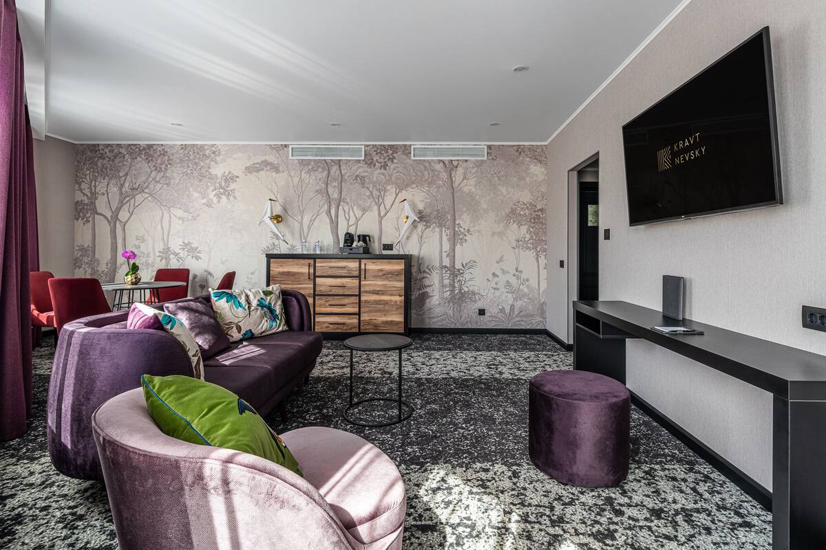 Luksusrom | Oppholdsområde | En 32-tommers LCD-TV med Parabol-TV samt TV