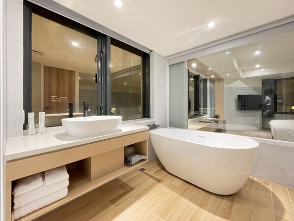 Quarto casal luxo | Banheiro | Produtos de toalete grátis, secador de cabelo, chinelos 