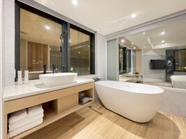 Kahden hengen deluxe-huone | Kylpyhuone | Ilmaiset hygieniatuotteet, hiustenkuivaaja, tohvelit, pyyhkeet