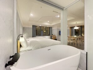 Chambre Quadruple Deluxe | Baignoire relaxante profonde