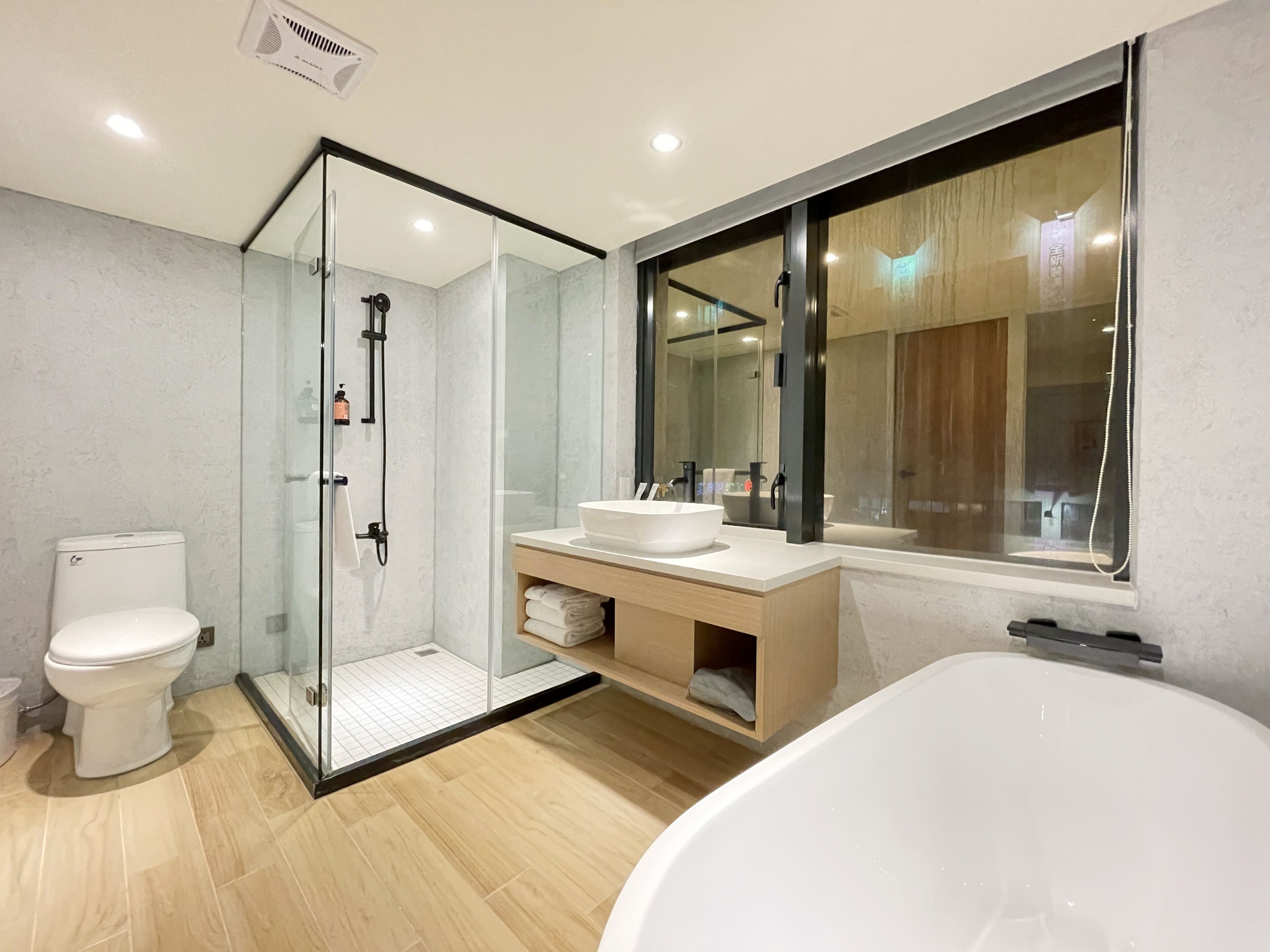 deluxe double room | bathroom | free toiletries, hair dryer, slippers, towels