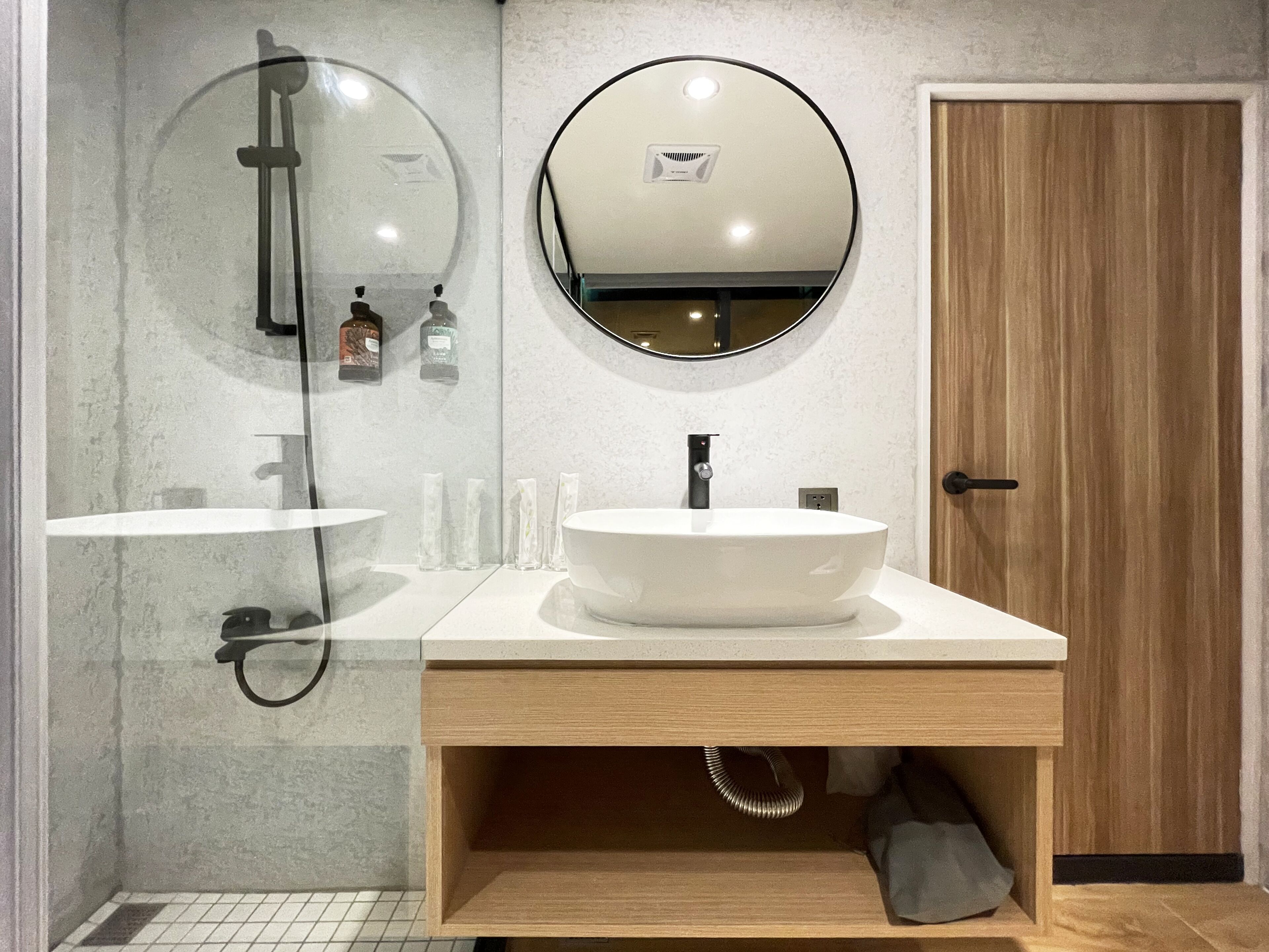 standard double room | bathroom | free toiletries, hair dryer, slippers, towels