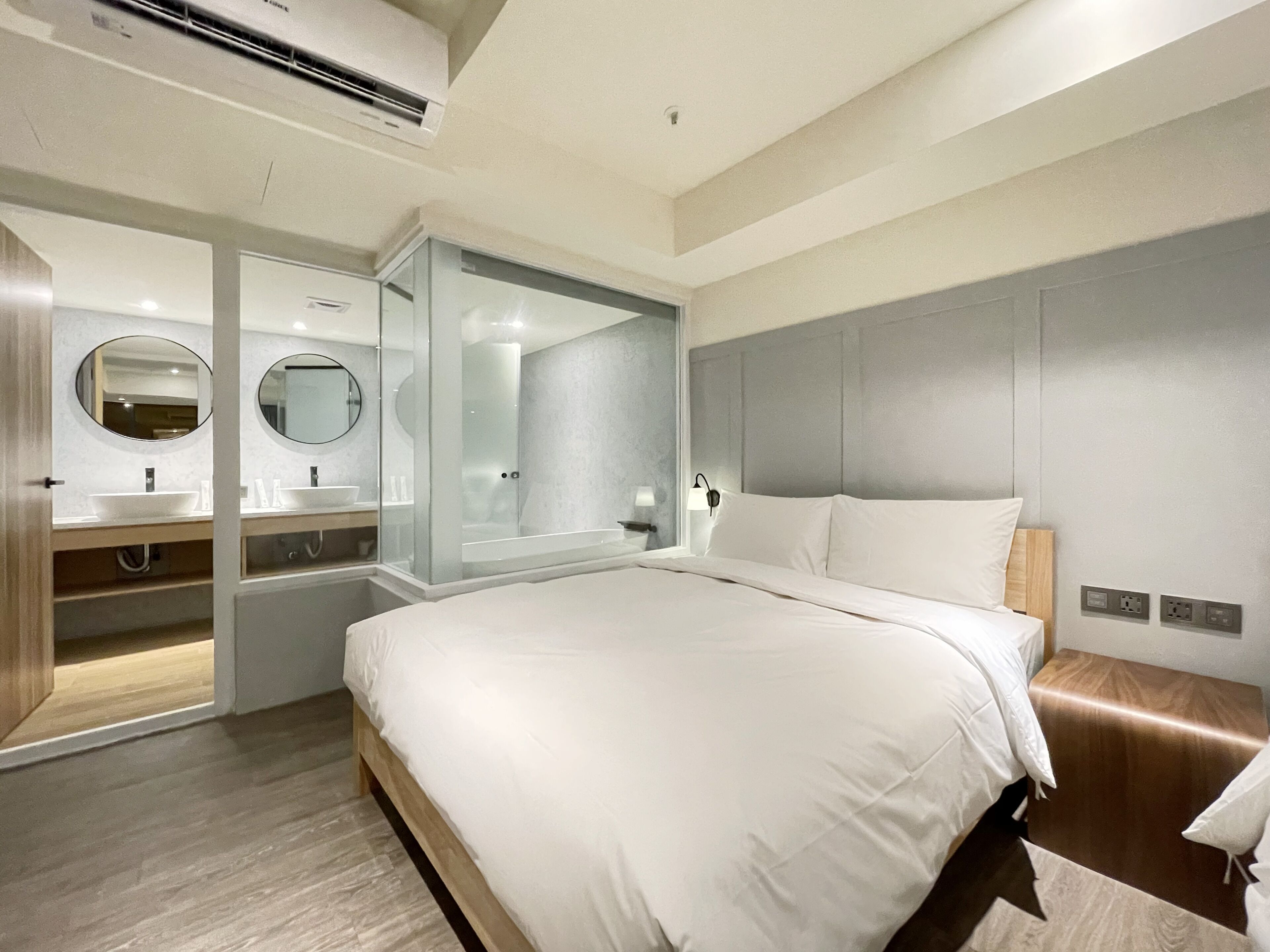 deluxe quadruple room | 1 bedroom, down duvets, minibar, blackout curtains