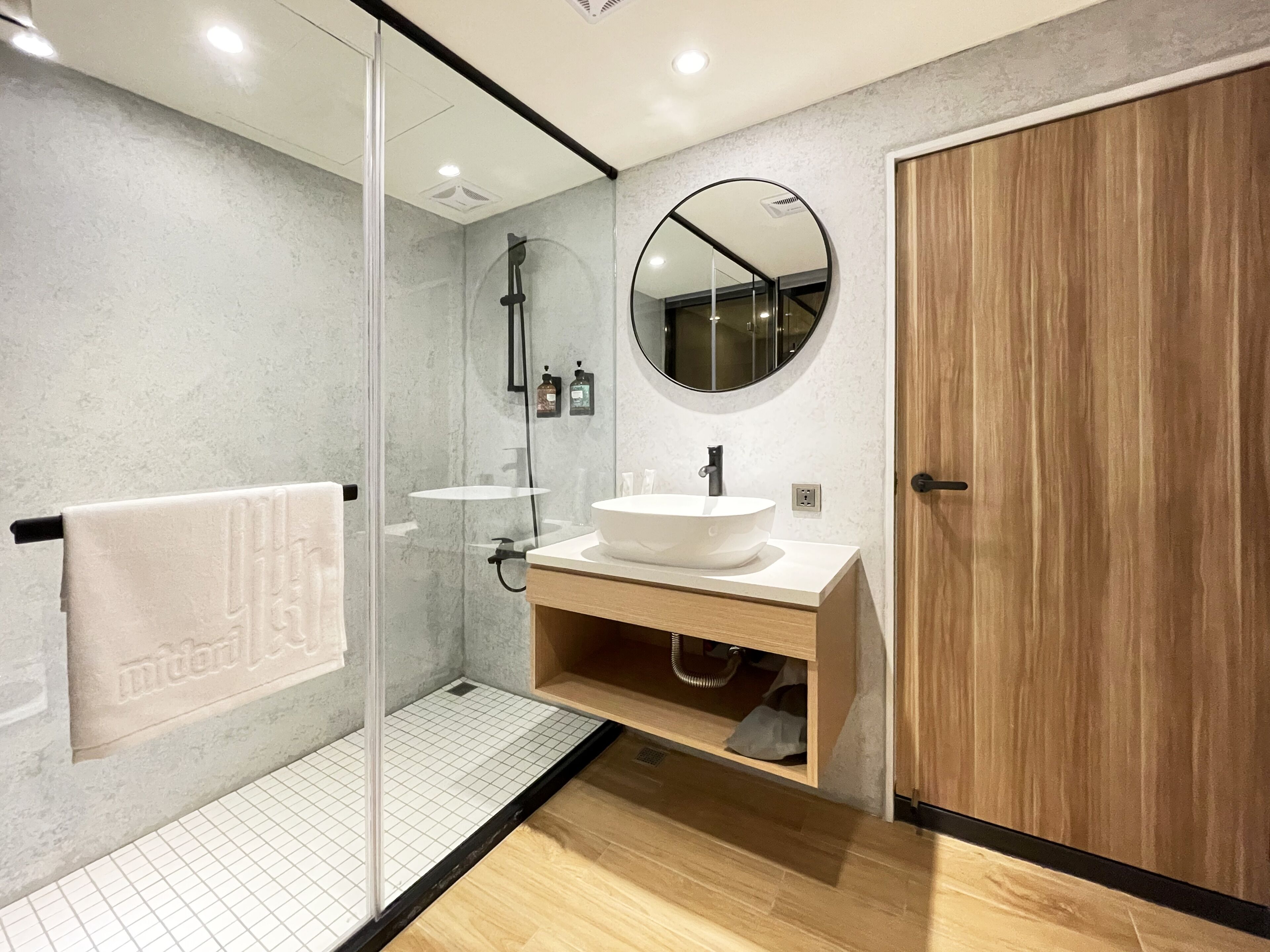 standard double room | bathroom | free toiletries, hair dryer, slippers, towels