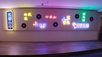 Una pared con letreros de neón de varios colores que muestran caracteres chinos.