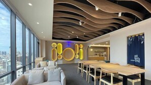 A modern office space with a large conference table, seating, and a city view. - Green Hotel - midori (Taichung)