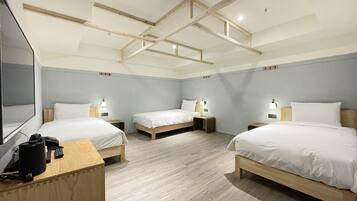 Habitació triple econòmica | Cobrellits, minibar, planxa i posts de planxar i wifi gratuïta