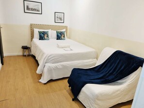 Tabla de planchar con plancha, wifi y ropa de cama 