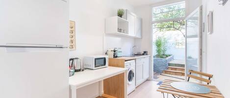 Frigorífico, microondas, placa de cocina y cafetera o tetera
