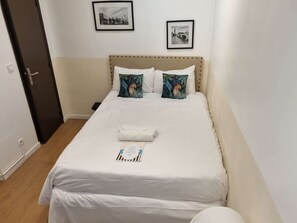 Tabla de planchar con plancha, wifi y ropa de cama 