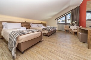 Chambre Triple Standard | Minibar, coffres-forts dans les chambres, bureau, Wi-Fi gratuit