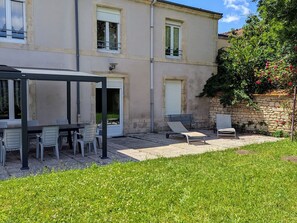 Outdoor dining - Spacious 10-Person Retreat with Garden, Terrace, and Modern Amenities in Scenic Mécrin (Mécrin)