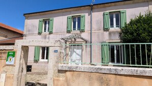 A two-story building with green shutters, a stone facade, and a small porch. - Cozy gîte in Mécrin - 10 guests (M écrin)