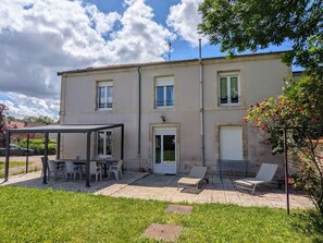 Exterior - Spacious 10-Person Retreat with Garden, Terrace, and Modern Amenities in Scenic Mécrin (Mécrin)