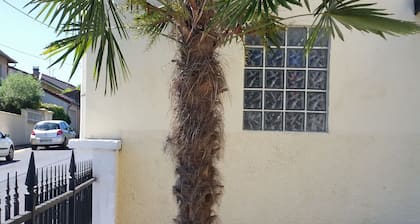 Cottage with enclosed garden, terrace and Wi-Fi, near Verdun