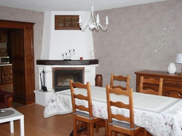 Dining - Cottage with enclosed garden, terrace and Wi-Fi, near Verdun (Belleville-sur-Meuse)